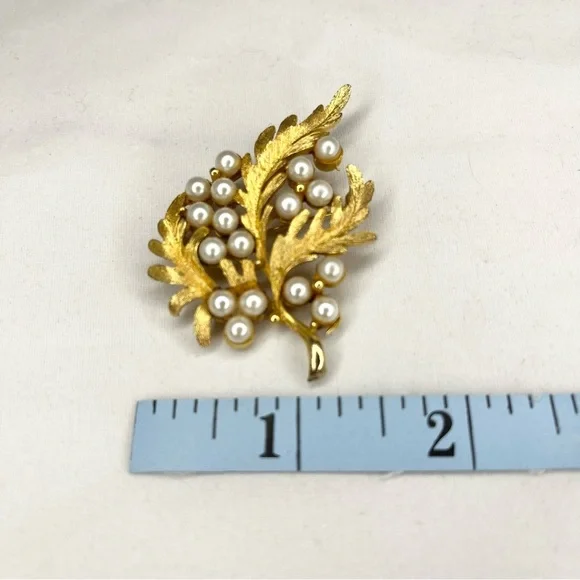 Vintage Alan J Faux Pearl Gold Tone Leaf Brooch Pin Signed - Picture 6 of 6